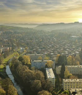 Foto — listopadové ráno nad Zlínem z dronu